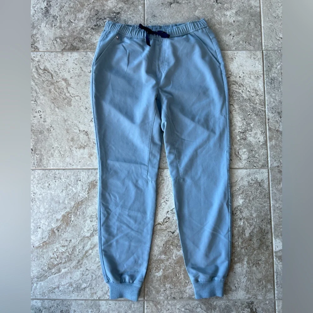 FIGS Men's Tansen Jogger Scrub Pants in Chambray PO #3040, size M